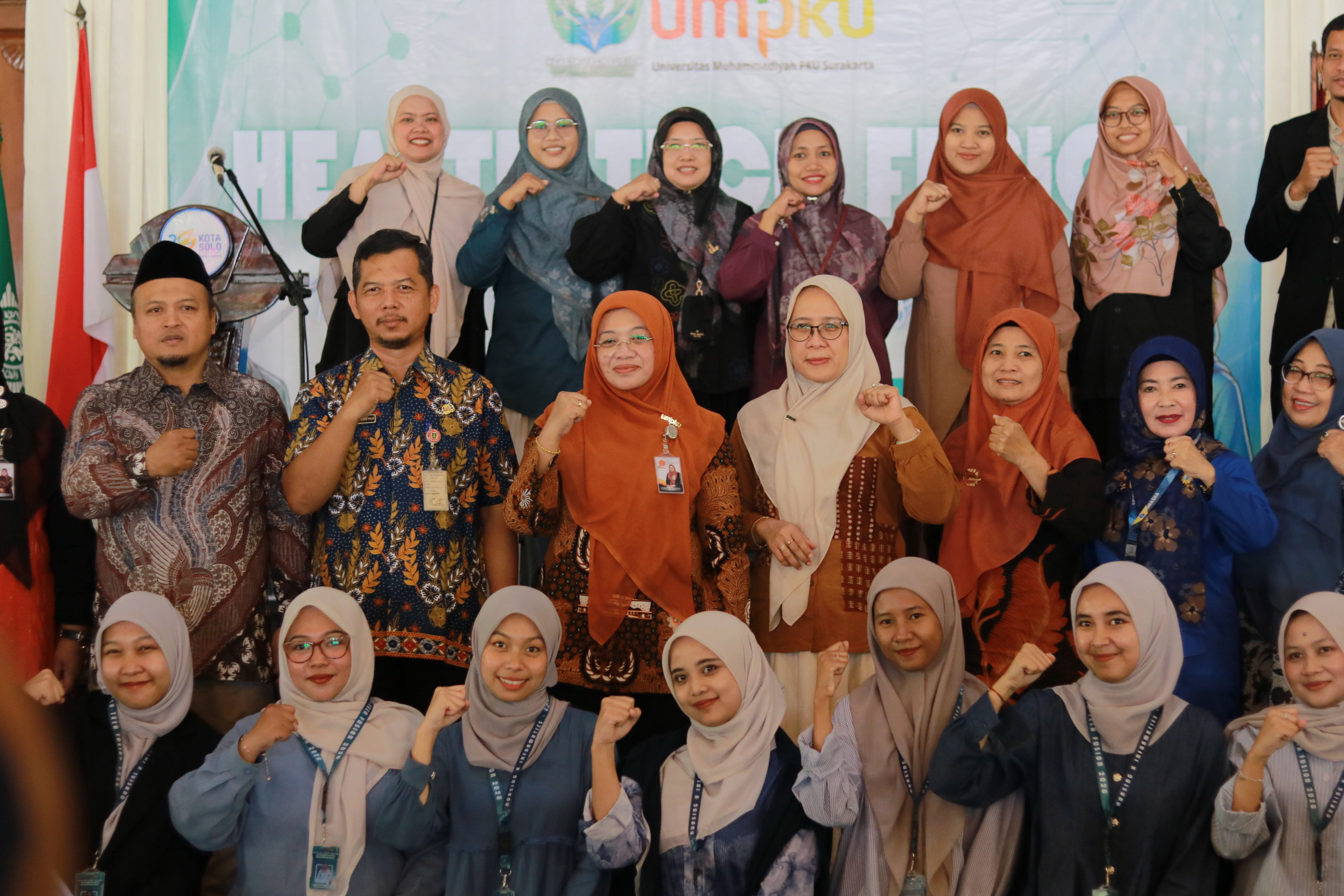 Foto bersama dosen, mahasiswa, dan tamu undangan pada Expo Nursing X Informatics UMPKU Surakarta