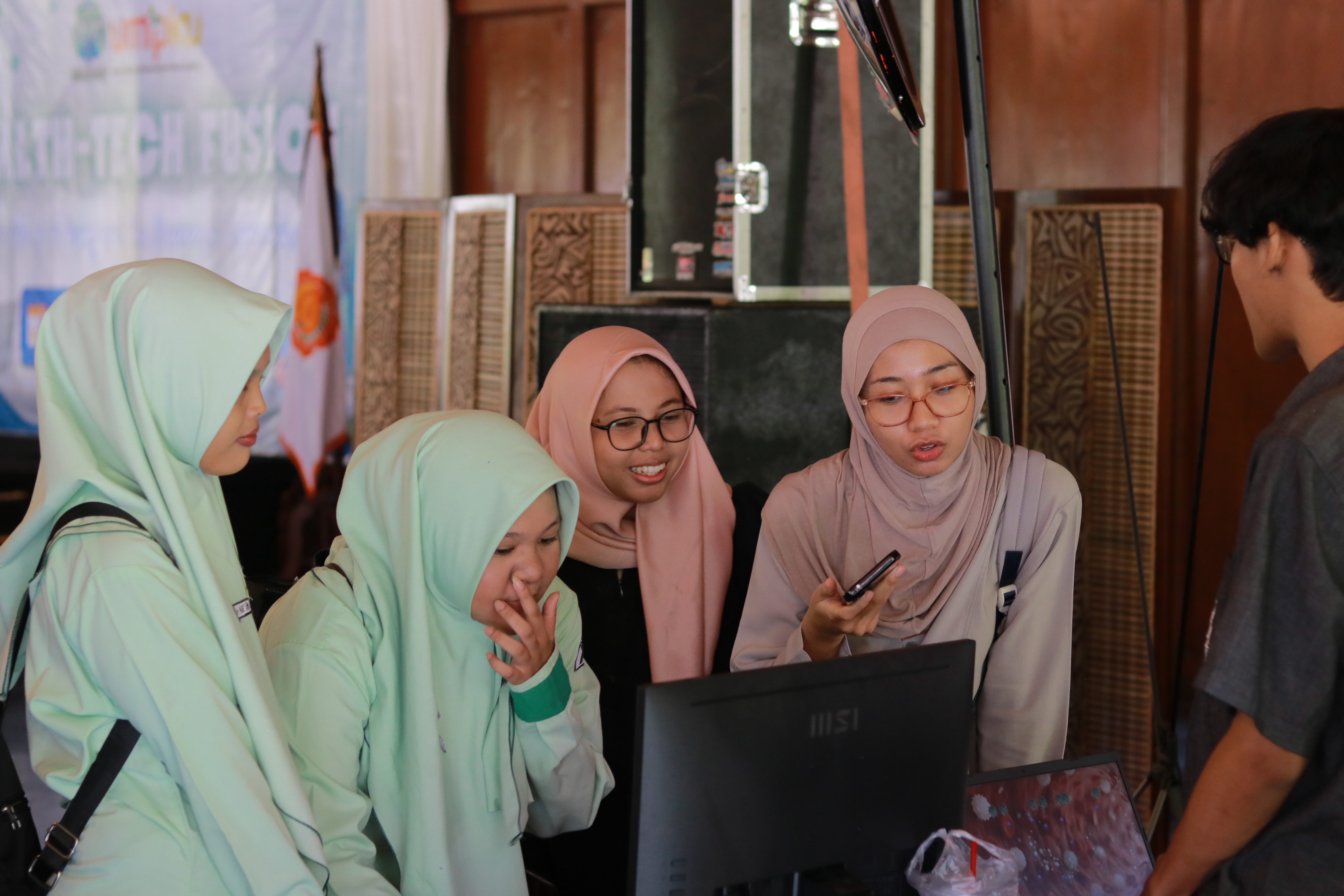 Mahasiswa mencermati karya inovasi digital kesehatan pada Expo Nursing X Informatics UMPKU Surakarta